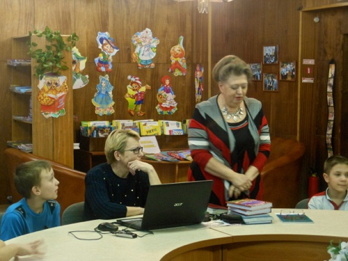 С библиотекарем Меньшовой Еленой Павловной