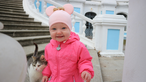 Малышка и кошка