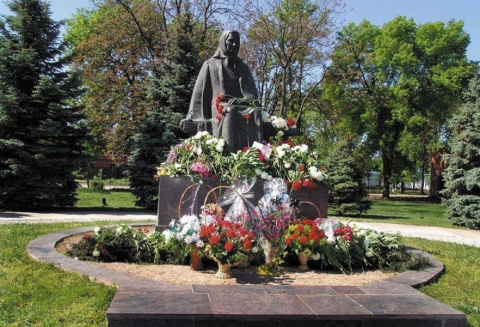 Памятник матери